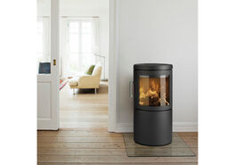 Wohnzimmer mit brennendem Kaminfeuer